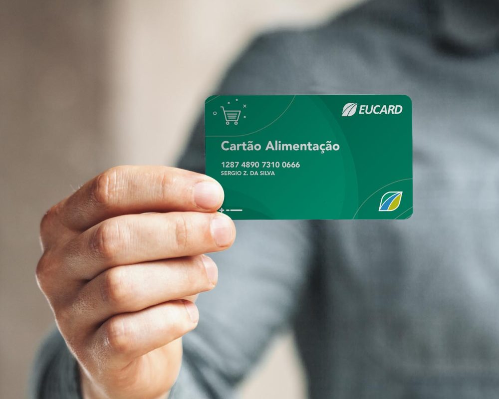 pessoa com cartao beneficios alimentacao